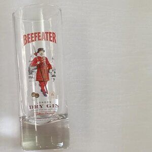 Beautiful vintage small thin glass with a heavy base and Beefeater design X 1